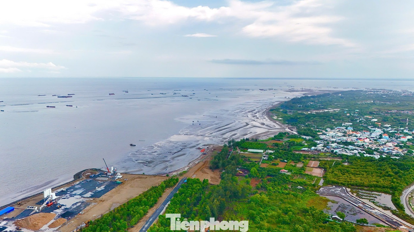 Điểm loạt siêu dự án tỷ USD đổ bộ thị trường bất động sản 2025 - Ảnh 1