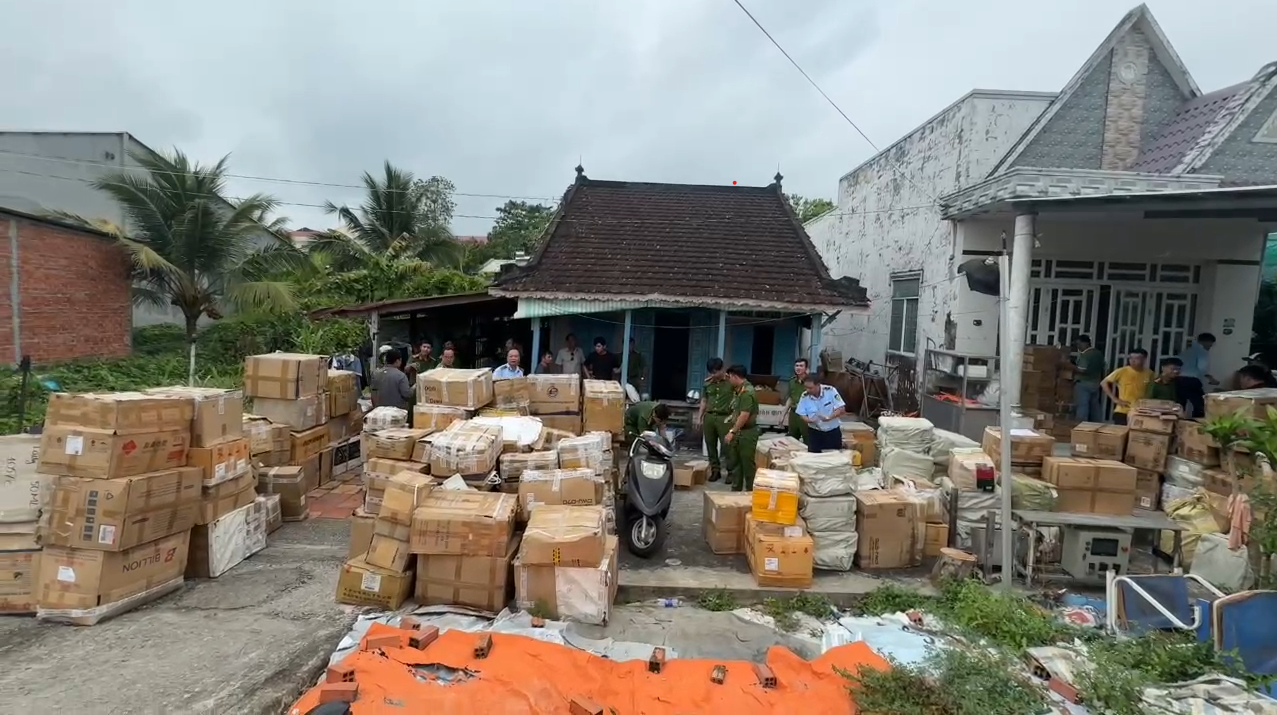 Choáng váng xưởng nước hoa giả Chanel, Dior, Le Labo... của vợ chồng Giám đốc HALOVA: Hơn 130 lít nước hoa đã pha chế, 12.400 vỏ chai và 18.000 nhãn hiệu nước hoa các loại - Ảnh 1