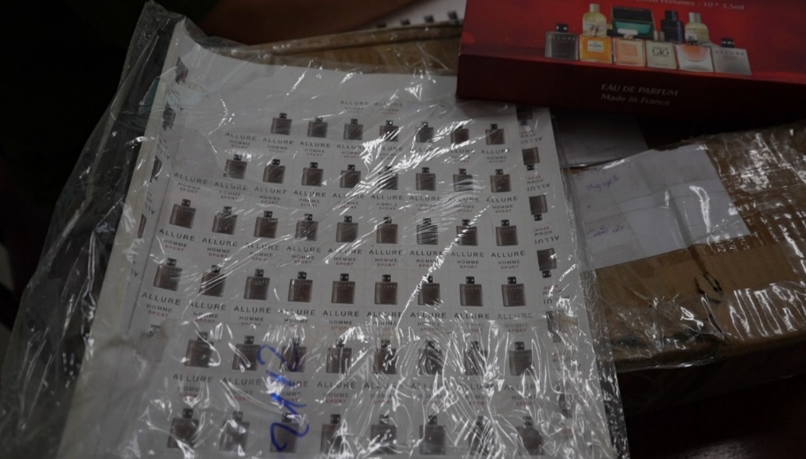 Choáng váng xưởng nước hoa giả Chanel, Dior, Le Labo... của vợ chồng Giám đốc HALOVA: Hơn 130 lít nước hoa đã pha chế, 12.400 vỏ chai và 18.000 nhãn hiệu nước hoa các loại - Ảnh 7