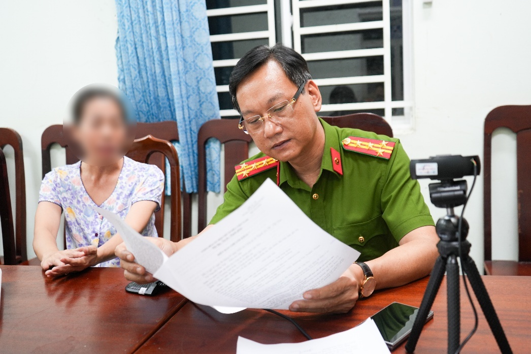 Choáng váng xưởng nước hoa giả Chanel, Dior, Le Labo... của vợ chồng Giám đốc HALOVA: Hơn 130 lít nước hoa đã pha chế, 12.400 vỏ chai và 18.000 nhãn hiệu nước hoa các loại - Ảnh 8