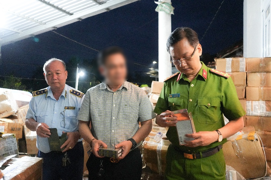 Choáng váng xưởng nước hoa giả Chanel, Dior, Le Labo... của vợ chồng Giám đốc HALOVA: Hơn 130 lít nước hoa đã pha chế, 12.400 vỏ chai và 18.000 nhãn hiệu nước hoa các loại - Ảnh 9