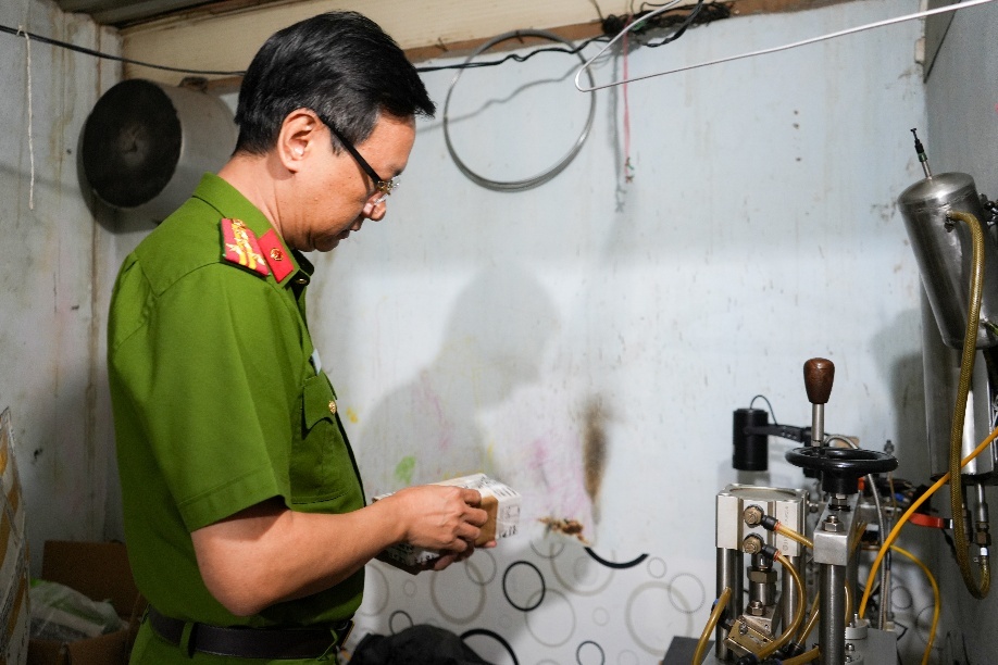 Choáng váng xưởng nước hoa giả Chanel, Dior, Le Labo... của vợ chồng Giám đốc HALOVA: Hơn 130 lít nước hoa đã pha chế, 12.400 vỏ chai và 18.000 nhãn hiệu nước hoa các loại - Ảnh 2