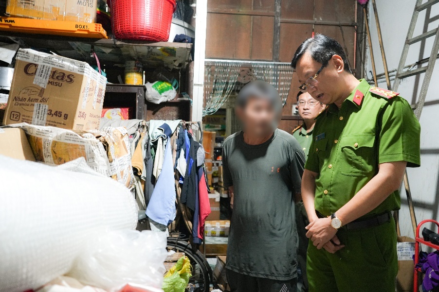 Choáng váng xưởng nước hoa giả Chanel, Dior, Le Labo... của vợ chồng Giám đốc HALOVA: Hơn 130 lít nước hoa đã pha chế, 12.400 vỏ chai và 18.000 nhãn hiệu nước hoa các loại - Ảnh 3