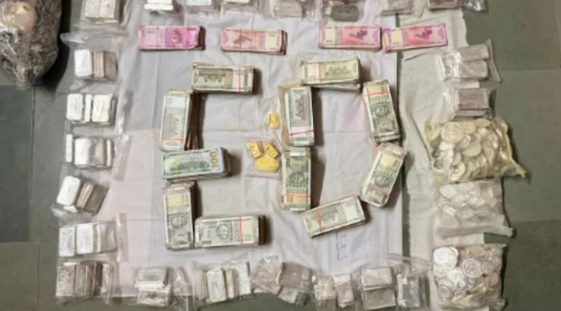 Đột kích tư gia một môi giới chứng khoán, tịch thu 1,2 kg vàng trị giá 4,7 tỷ đồng, 110 kg bạc giá 7,8 tỷ đồng, 1,4 tỷ tiền mặt, tài sản vượt xa thu nhập hợp pháp - Ảnh 1