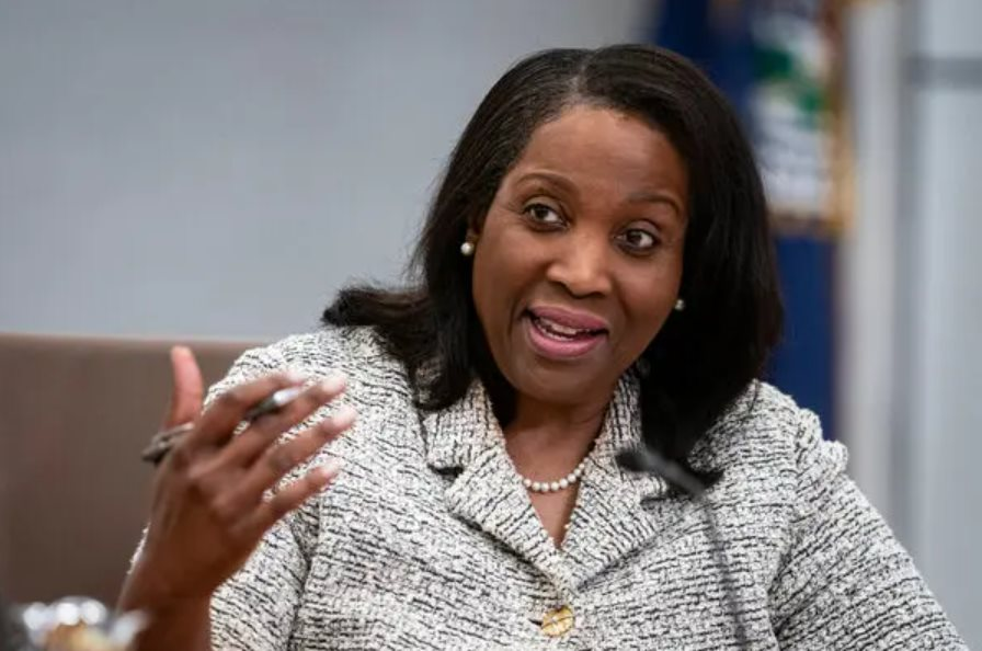 Fed đối mặt phép thử chưa từng có trong 100 năm lịch sử: Quyền lực ông Trump có bóc được ‘lớp cách nhiệt chính trị’ của NHTW? - Ảnh 2