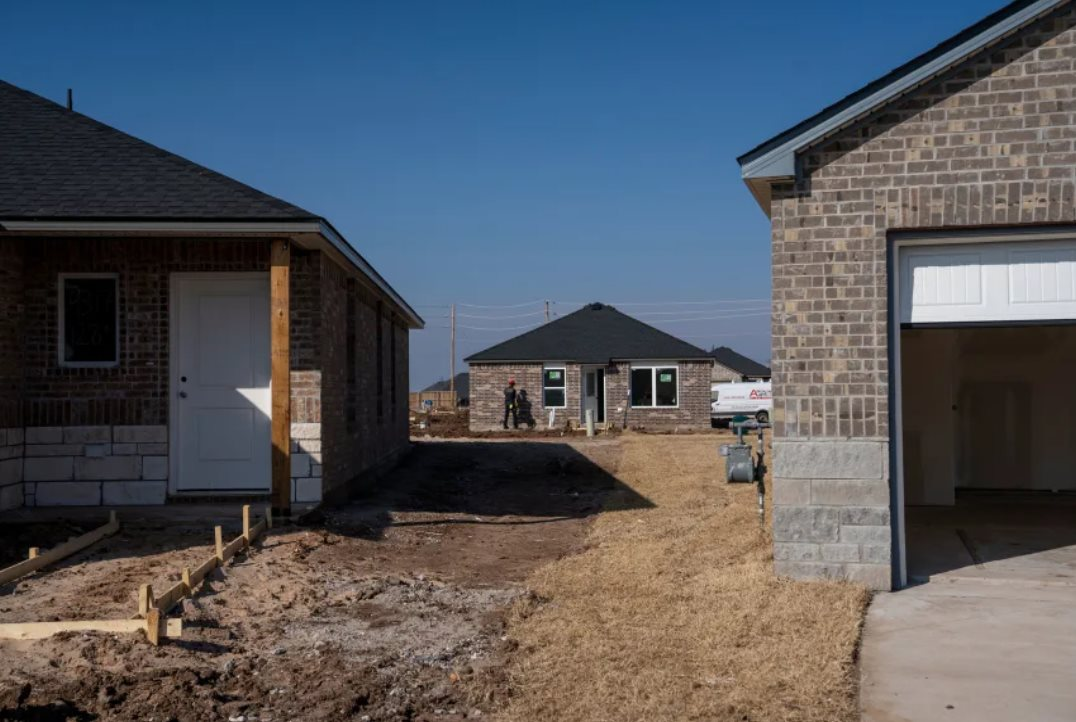 Buồn của nền kinh tế lớn nhất thế giới: Người kiếm nhiều tiền vẫn thấy nghèo, chật vật cả với chi phí trông trẻ, vì đâu? - Ảnh 1