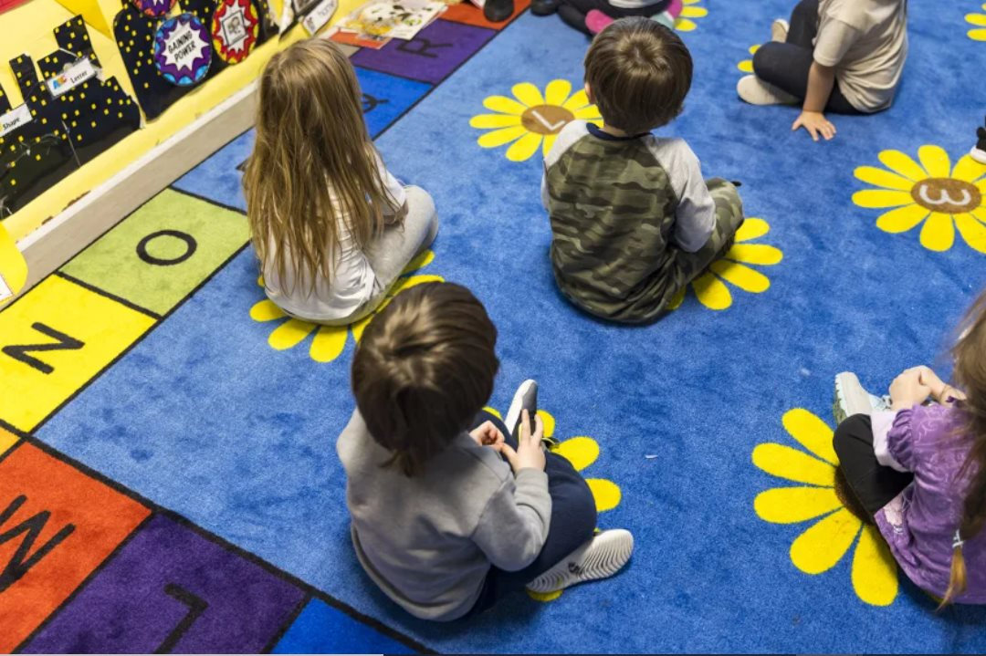 Buồn của nền kinh tế lớn nhất thế giới: Người kiếm nhiều tiền vẫn thấy nghèo, chật vật cả với chi phí trông trẻ, vì đâu? - Ảnh 2