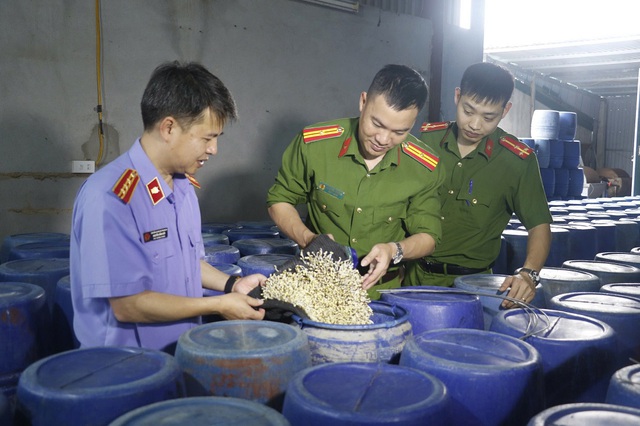 Thực phẩm bẩn liên tiếp bị phanh phui - Ảnh 5