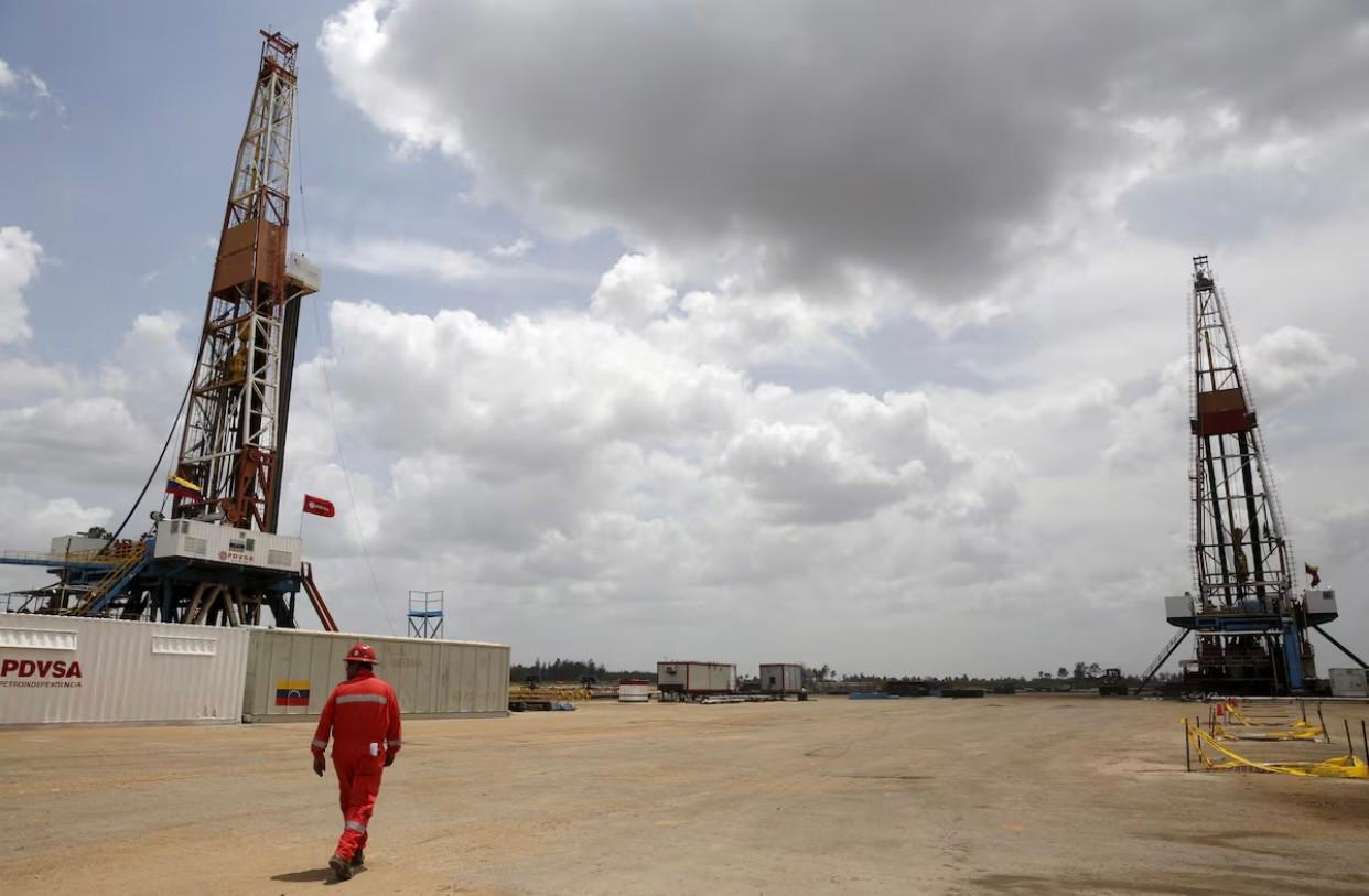 Hàng tỷ đô la Mỹ cũng khó vực dậy nhanh ngành dầu mỏ Venezuela - Ảnh 1