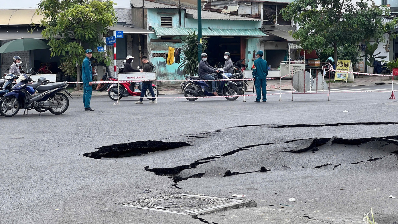 Sau tiếng động lớn, cả đoạn đường dài gần 50m ‘biến mất’ - Ảnh 3
