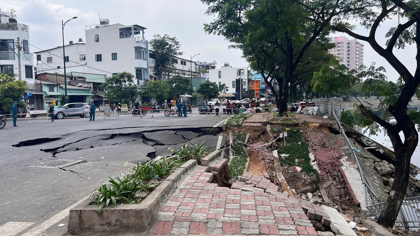 Sau tiếng động lớn, cả đoạn đường dài gần 50m ‘biến mất’ - Ảnh 2