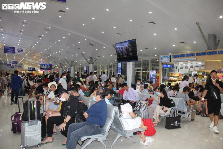 Mua vé máy bay Tết tốn cả tháng lương, nhiều người đổi ý 'xuân này không về' - Ảnh 3