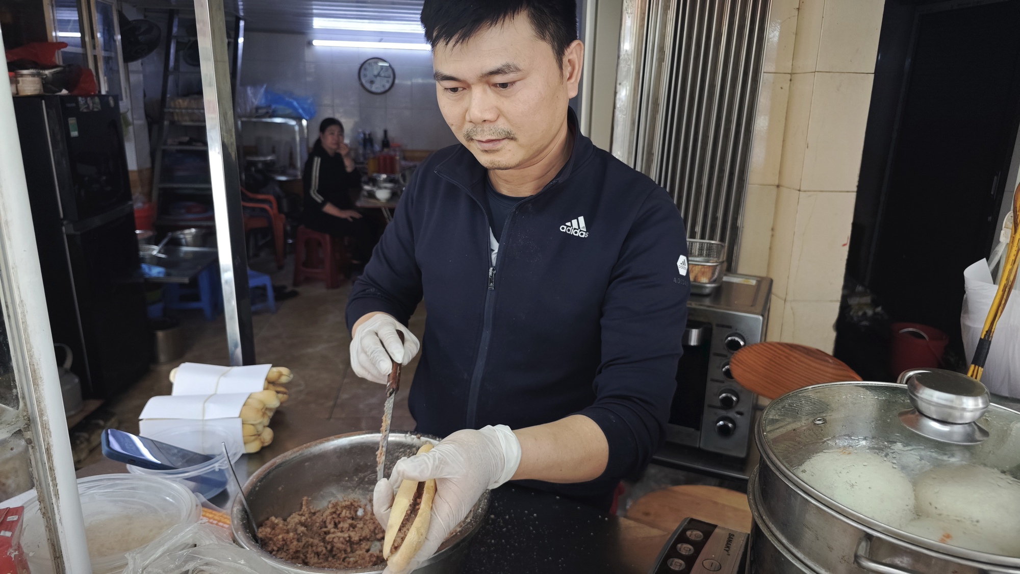 Về Hải Phòng gặp người bán pate truyền thống, lượng khách giảm 60%: “Chúng tôi không có quan hệ gì với pate Cột Đèn kia” - Ảnh 3