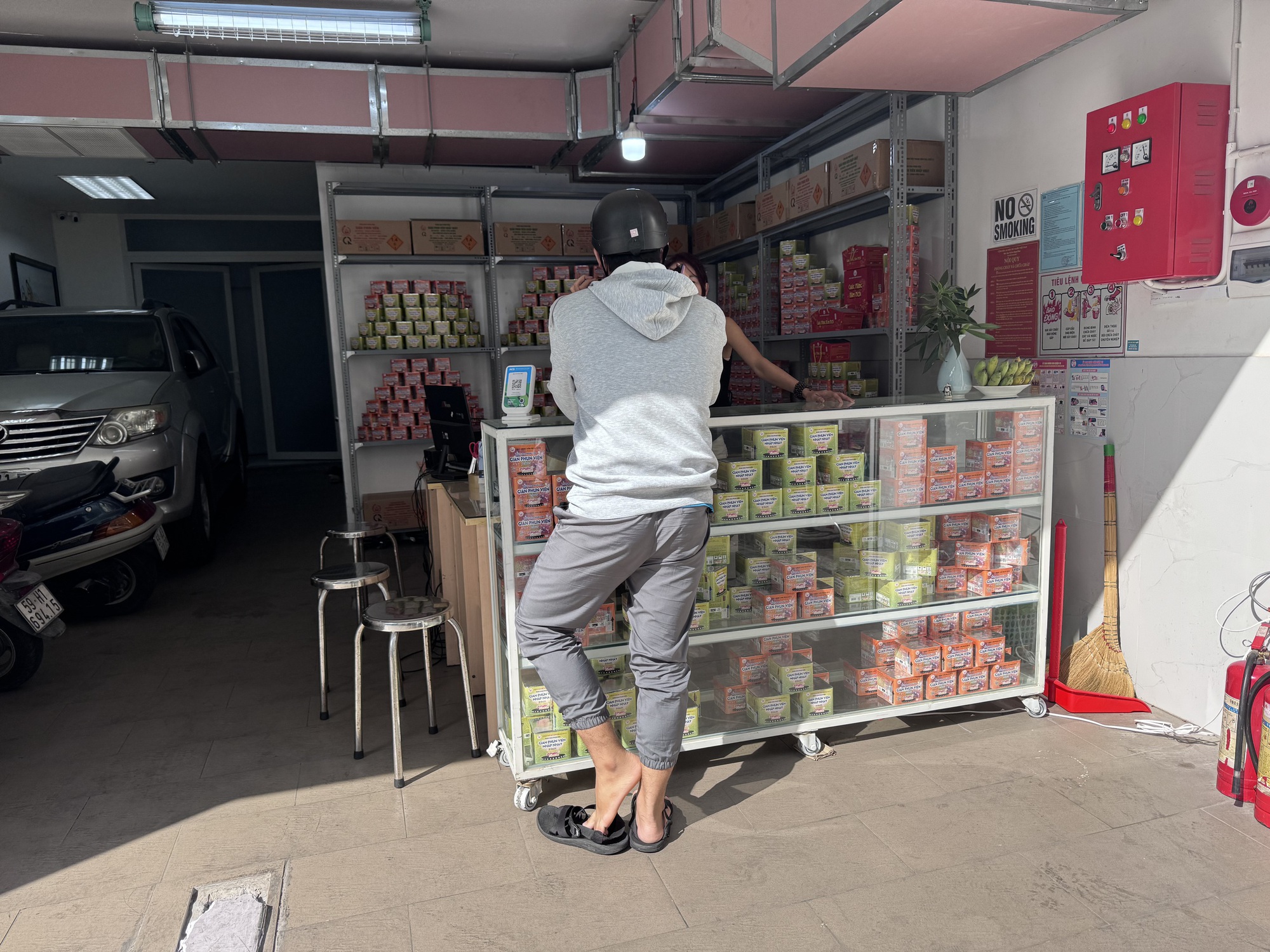 Thị trường pháo hoa Tết bắt đầu nóng, giá tăng 50.000 - 100.000 đồng/hộp - Ảnh 2