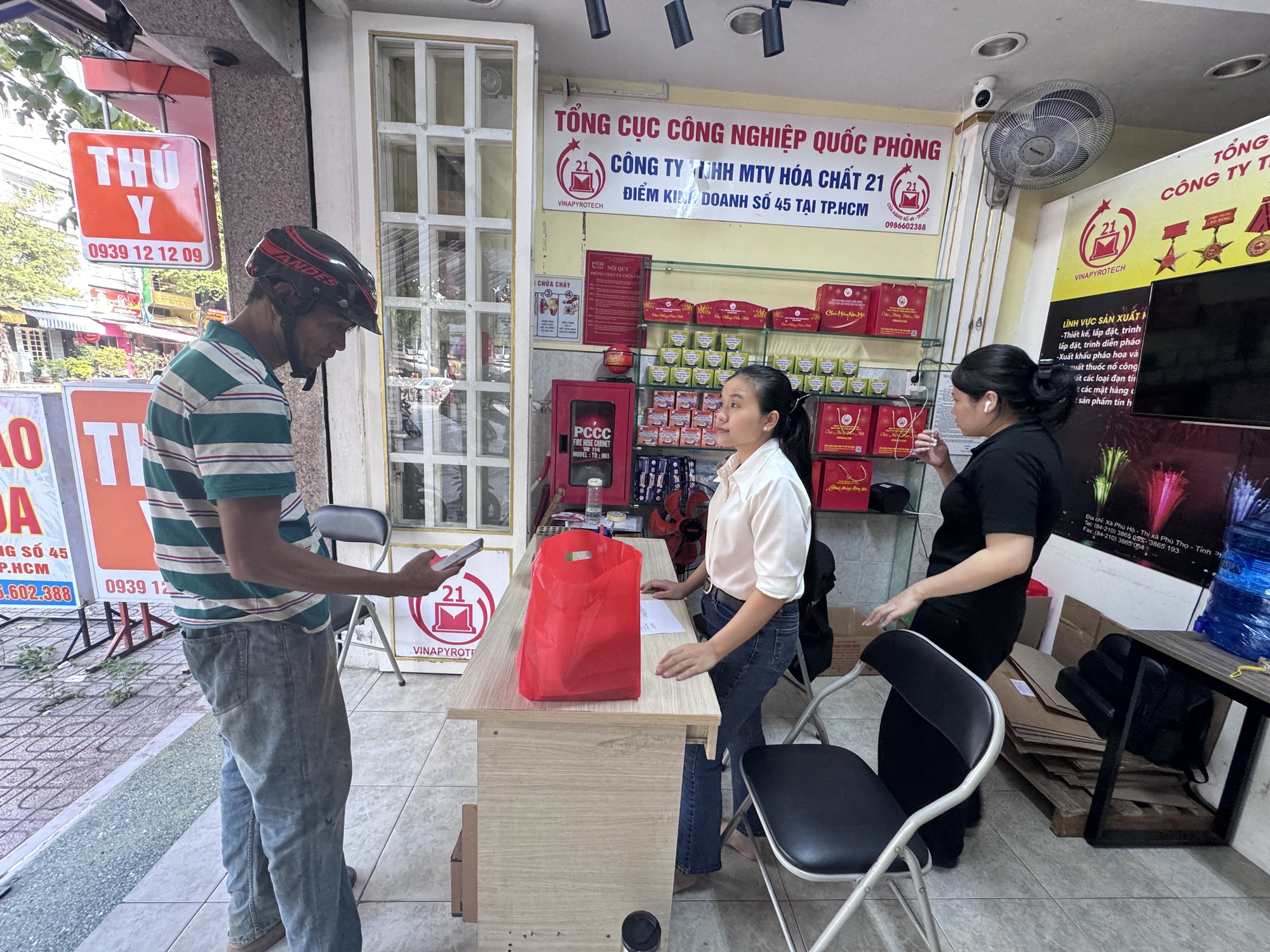 Thị trường pháo hoa Tết bắt đầu nóng, giá tăng 50.000 - 100.000 đồng/hộp - Ảnh 1