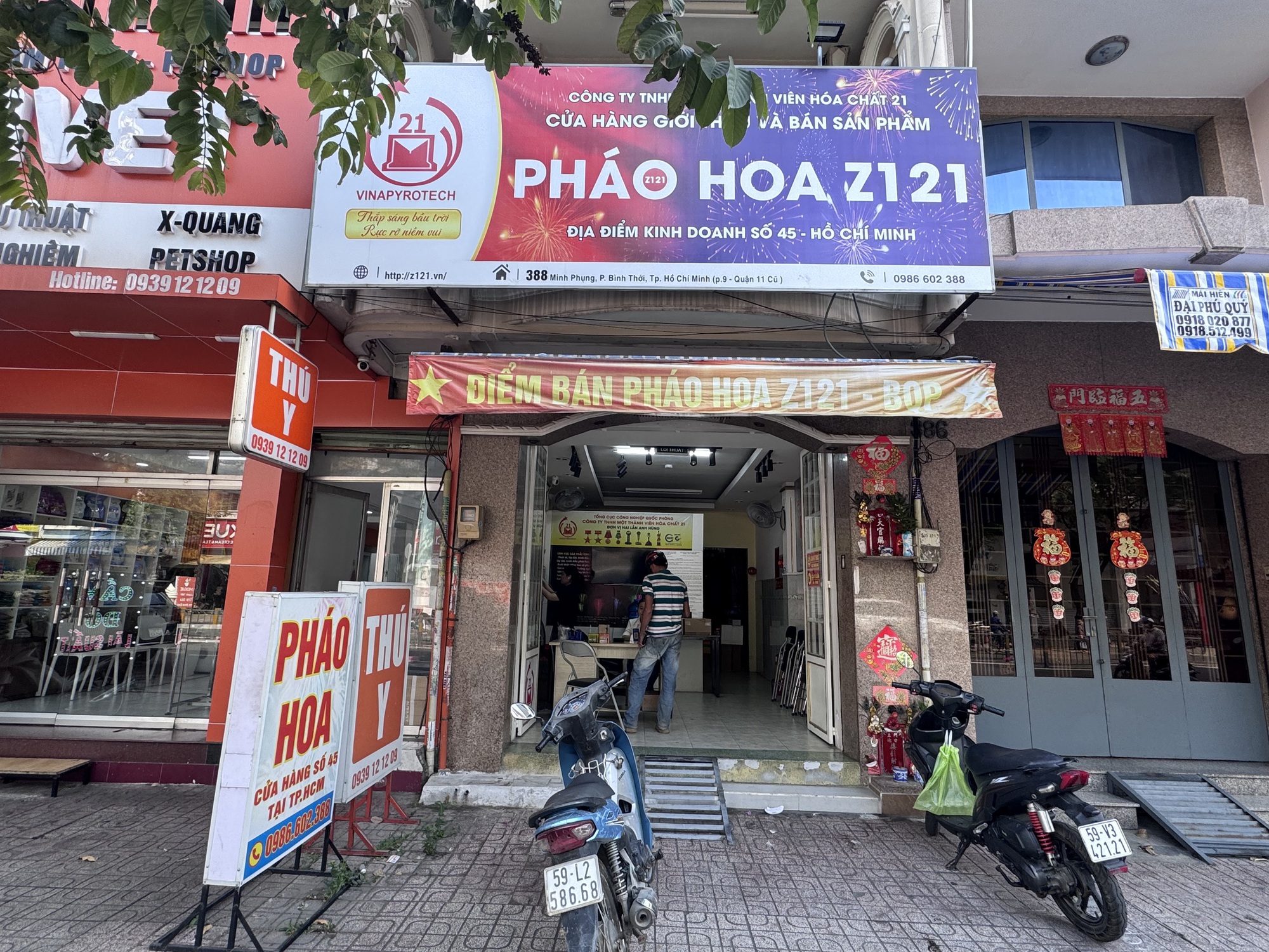 Thị trường pháo hoa Tết bắt đầu nóng, giá tăng 50.000 - 100.000 đồng/hộp - Ảnh 3