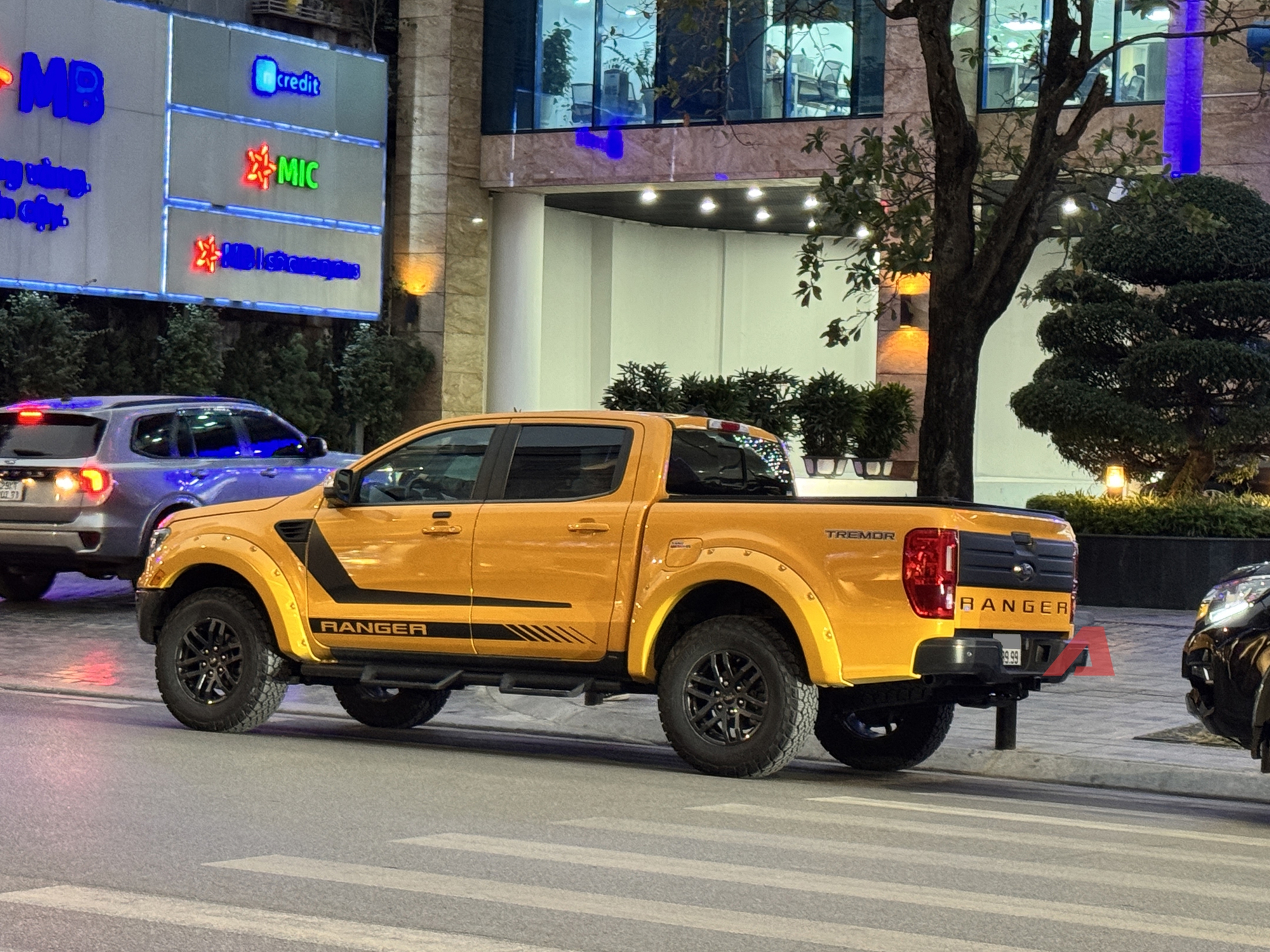 Bắt gặp Ford Ranger nhập Mỹ lăn bánh ở Hà Nội: Đeo biển số ngũ 9, máy xăng 270 mã lực, từng được rao bán gần 3,1 tỷ - Ảnh 3