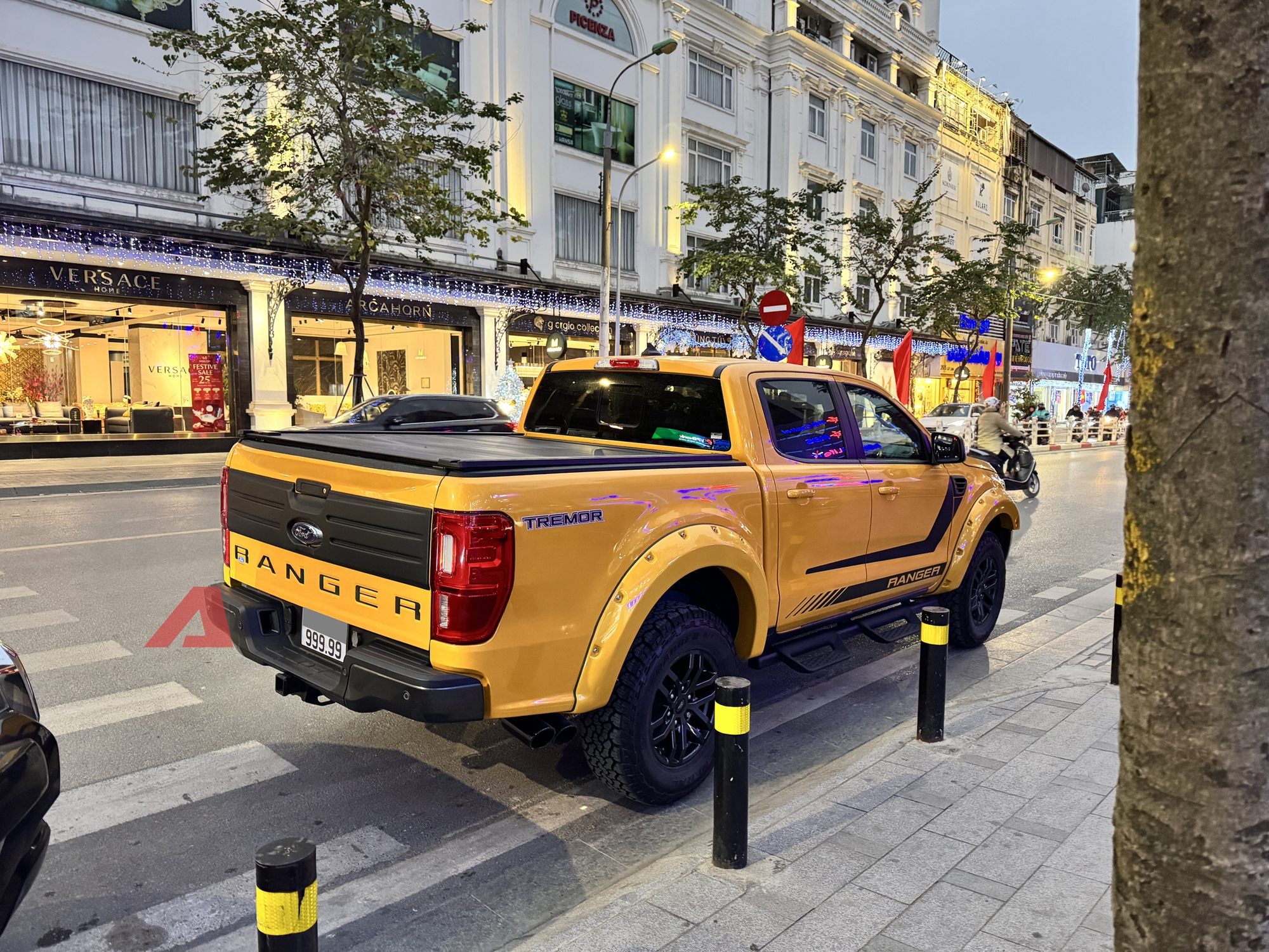 Bắt gặp Ford Ranger nhập Mỹ lăn bánh ở Hà Nội: Đeo biển số ngũ 9, máy xăng 270 mã lực, từng được rao bán gần 3,1 tỷ - Ảnh 2