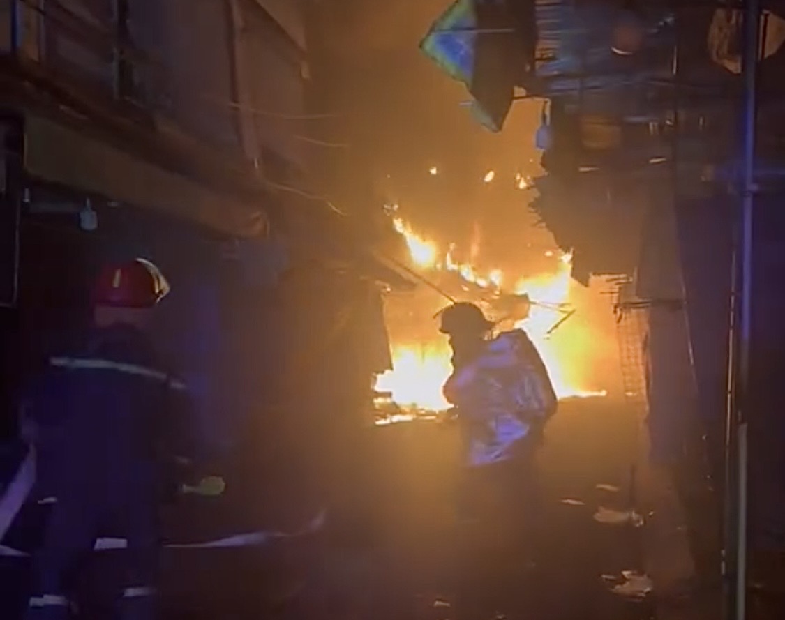 Cháy nhiều căn nhà ở phường Bình Đông- TPHCM lúc rạng sáng - Ảnh 1