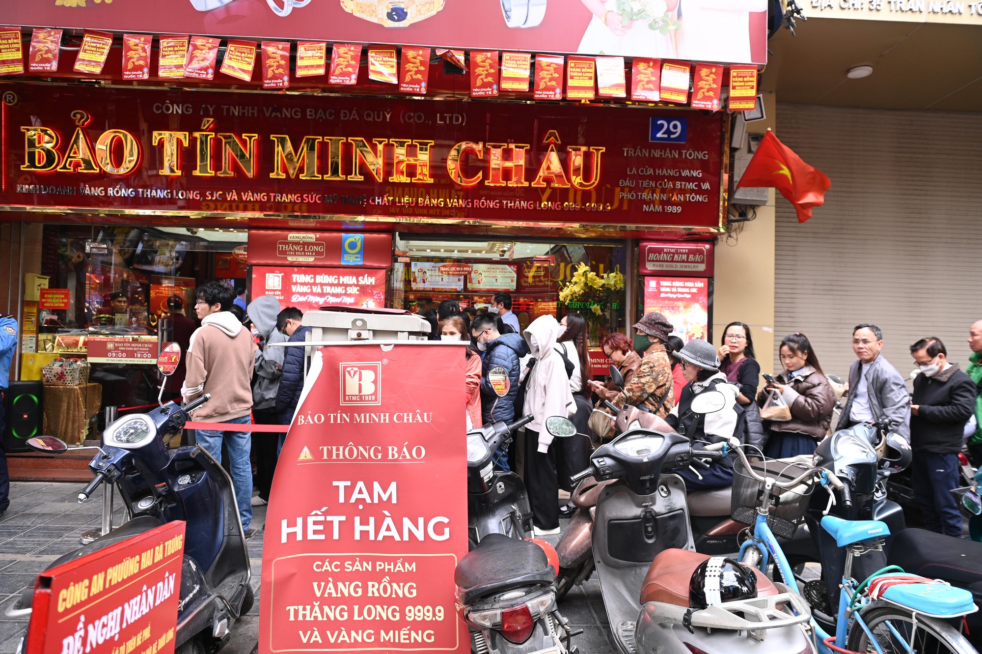 Cảnh tượng khó tin trên phố Trần Nhân Tông: Vì sao người dân Hà Nội kiên nhẫn xếp hàng dài suốt nhiều giờ đồng hồ? - Ảnh 5