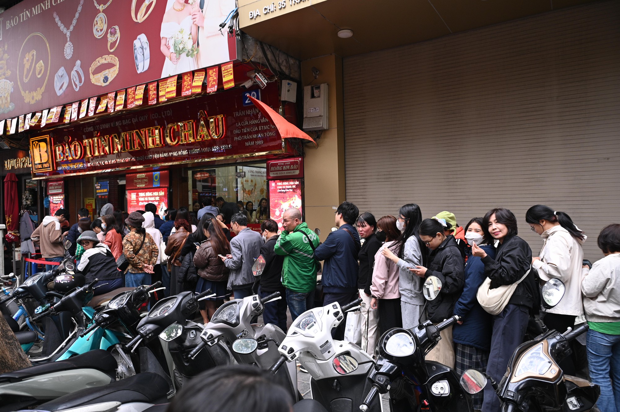 Cảnh tượng khó tin trên phố Trần Nhân Tông: Vì sao người dân Hà Nội kiên nhẫn xếp hàng dài suốt nhiều giờ đồng hồ? - Ảnh 2