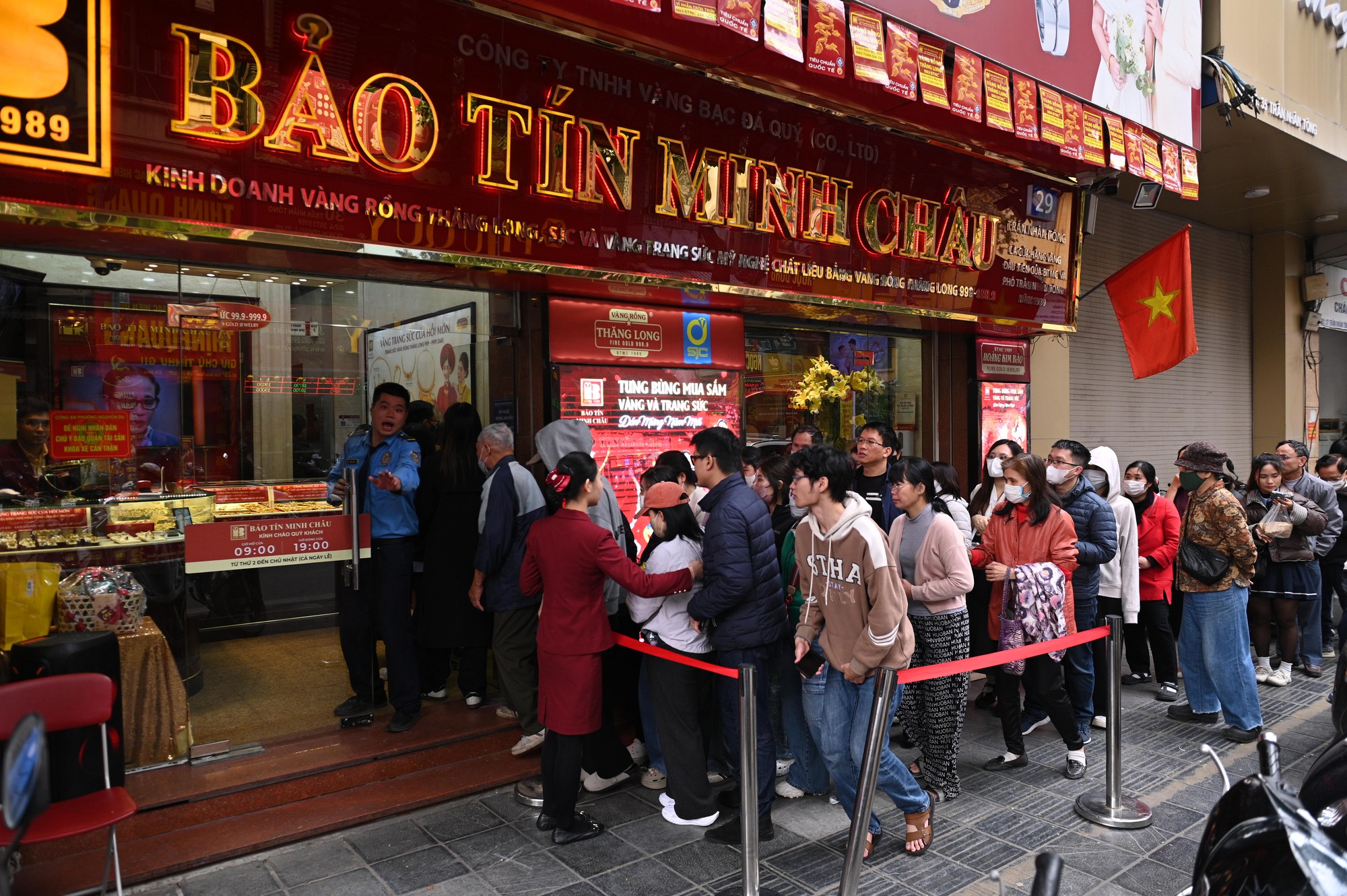 Cảnh tượng khó tin trên phố Trần Nhân Tông: Vì sao người dân Hà Nội kiên nhẫn xếp hàng dài suốt nhiều giờ đồng hồ? - Ảnh 4