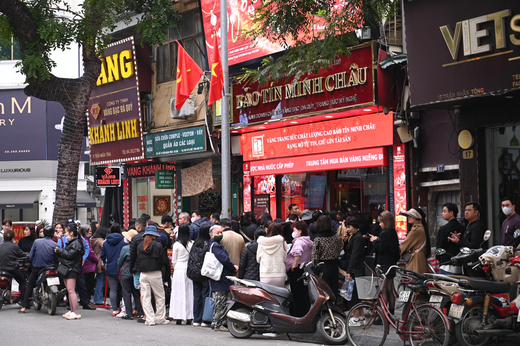 Cảnh tượng khó tin trên phố Trần Nhân Tông: Vì sao người dân Hà Nội kiên nhẫn xếp hàng dài suốt nhiều giờ đồng hồ? - Ảnh 3