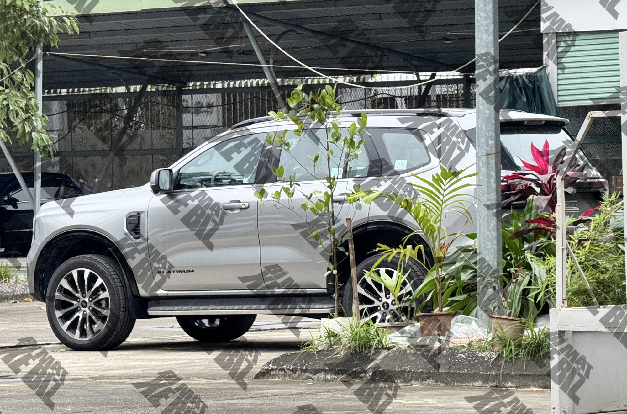 Lộ ảnh Ford Everest 'lạ' tại Việt Nam: Dễ dùng máy xăng khác hoàn toàn xe trên thị trường, bản Platinum nhưng nhiều trang bị chưa từng có - Ảnh 1