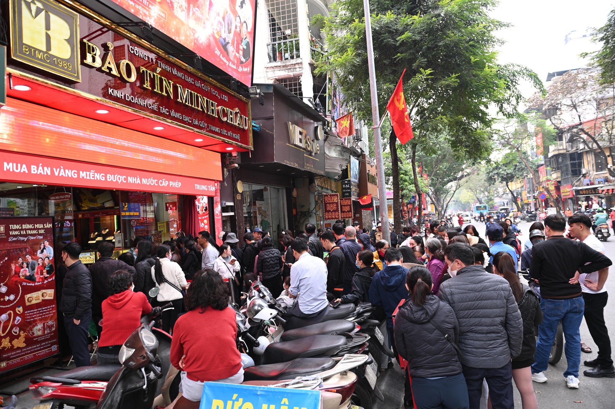 Cảnh tượng khó tin trên phố Trần Nhân Tông: Vì sao người dân Hà Nội kiên nhẫn xếp hàng dài suốt nhiều giờ đồng hồ? - Ảnh 10