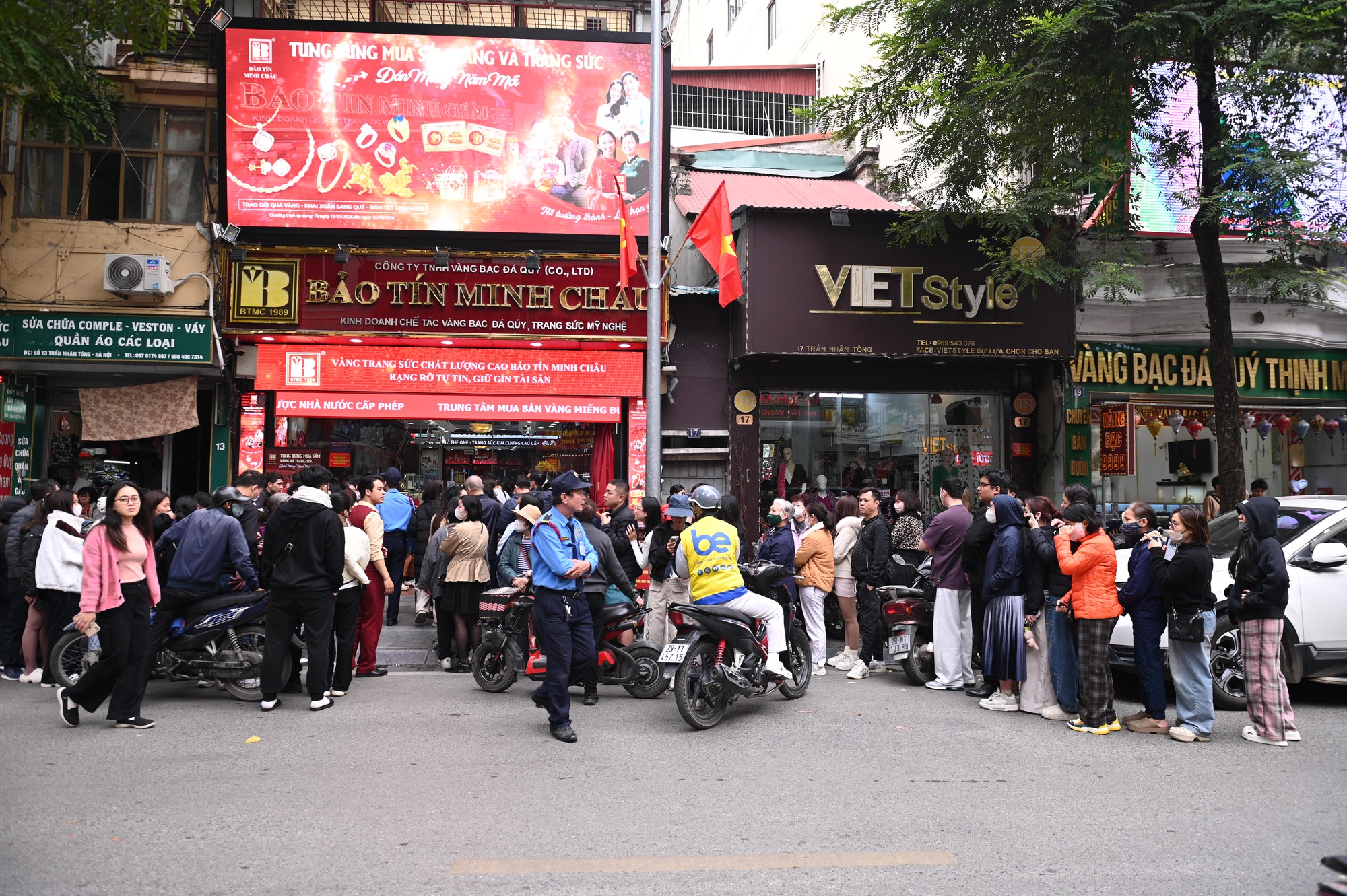 Cảnh tượng khó tin trên phố Trần Nhân Tông: Vì sao người dân Hà Nội kiên nhẫn xếp hàng dài suốt nhiều giờ đồng hồ? - Ảnh 9