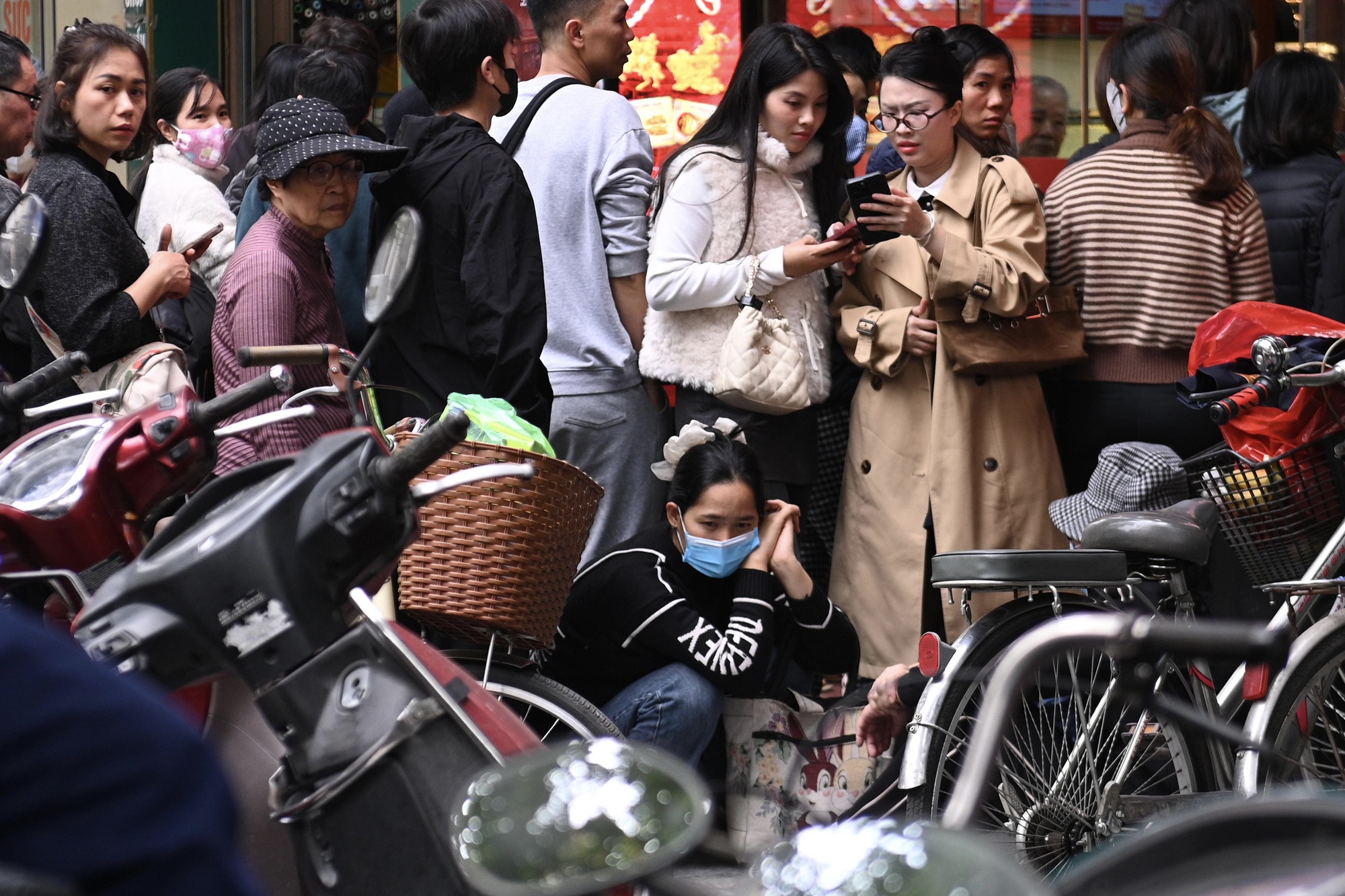Cảnh tượng khó tin trên phố Trần Nhân Tông: Vì sao người dân Hà Nội kiên nhẫn xếp hàng dài suốt nhiều giờ đồng hồ? - Ảnh 6
