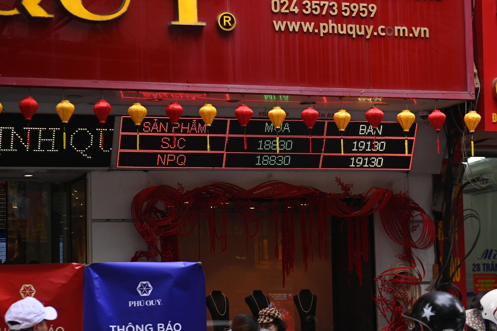 Cảnh tượng khó tin trên phố Trần Nhân Tông: Vì sao người dân Hà Nội kiên nhẫn xếp hàng dài suốt nhiều giờ đồng hồ? - Ảnh 11