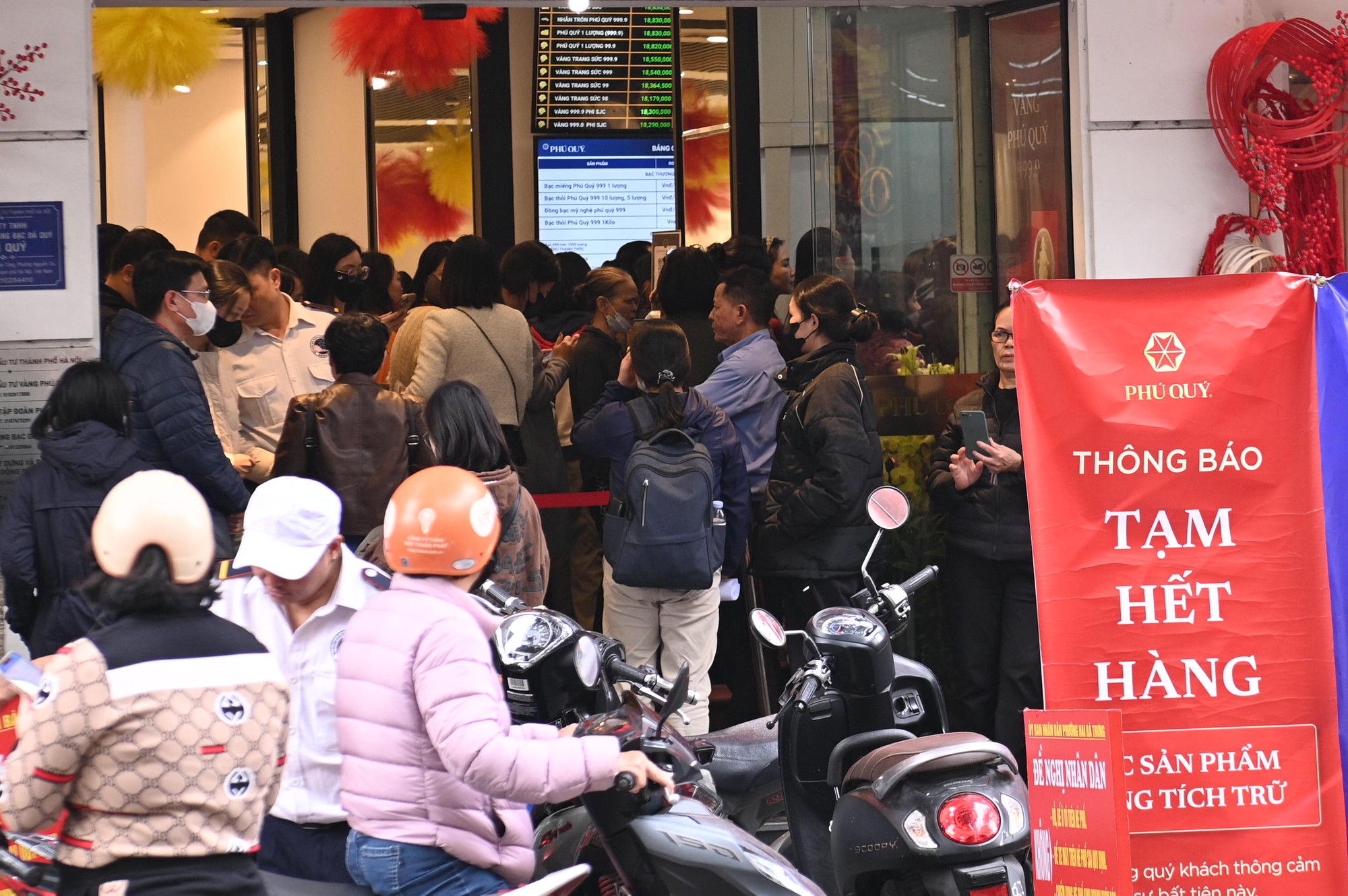 Cảnh tượng khó tin trên phố Trần Nhân Tông: Vì sao người dân Hà Nội kiên nhẫn xếp hàng dài suốt nhiều giờ đồng hồ? - Ảnh 8