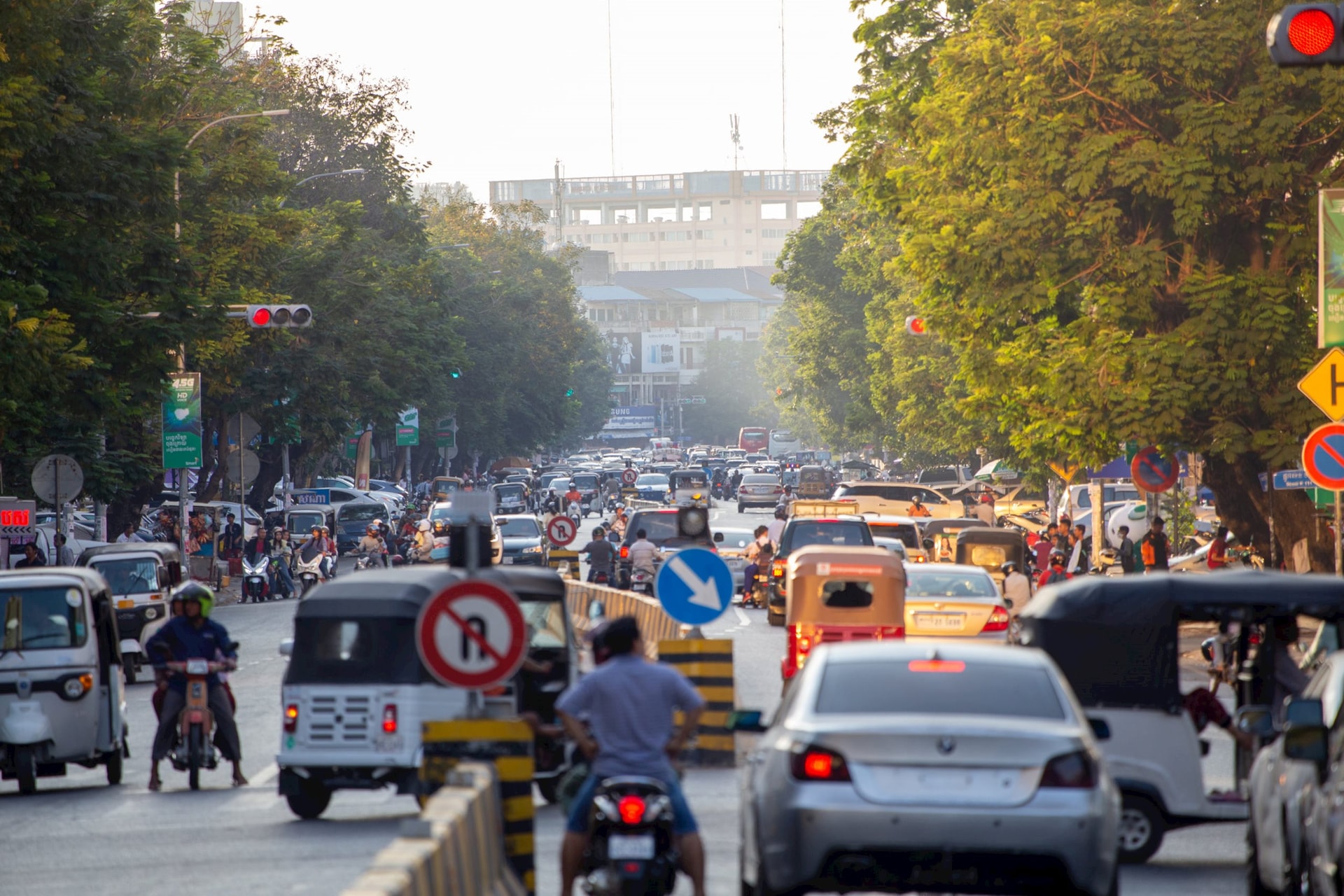 Dân Campuchia chi gần 1 tỷ USD để mua ô tô - Ảnh 1