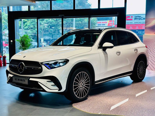 Mercedes-Benz tung ưu đãi đầu năm mới - tổng giá trị cao nhất là 68 triệu đồng, miễn phí bảo dưỡng 2 năm - Ảnh 2
