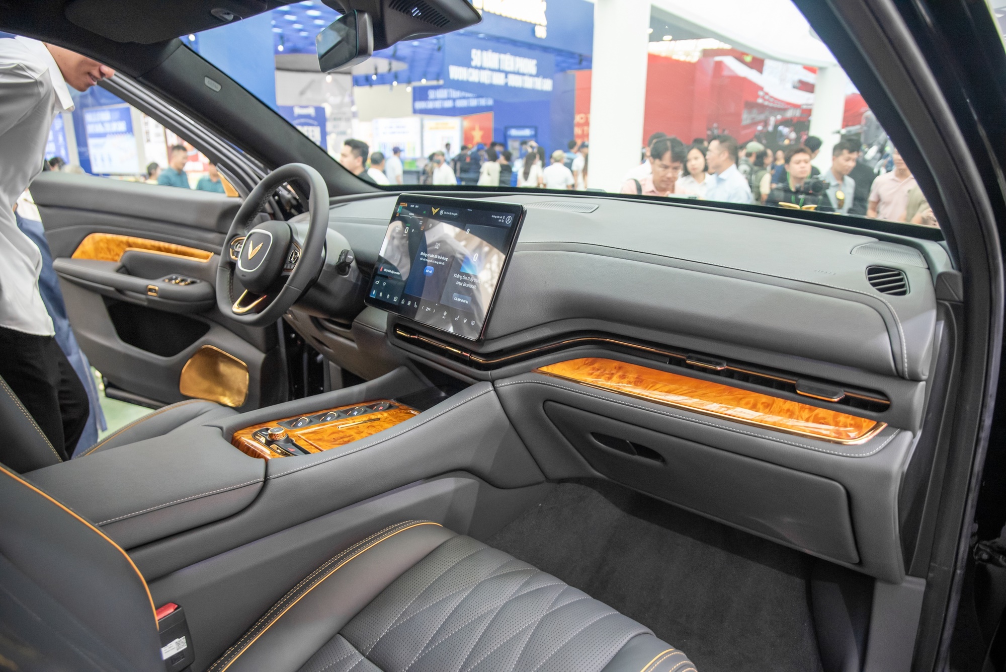 Lạc Hồng 900 LX nhận cọc tại đại lý: Bản tiêu chuẩn giá dự kiến 5 tỷ đồng, bản chống đạn giá có thể ngang Rolls-Royce Ghost - Ảnh 3