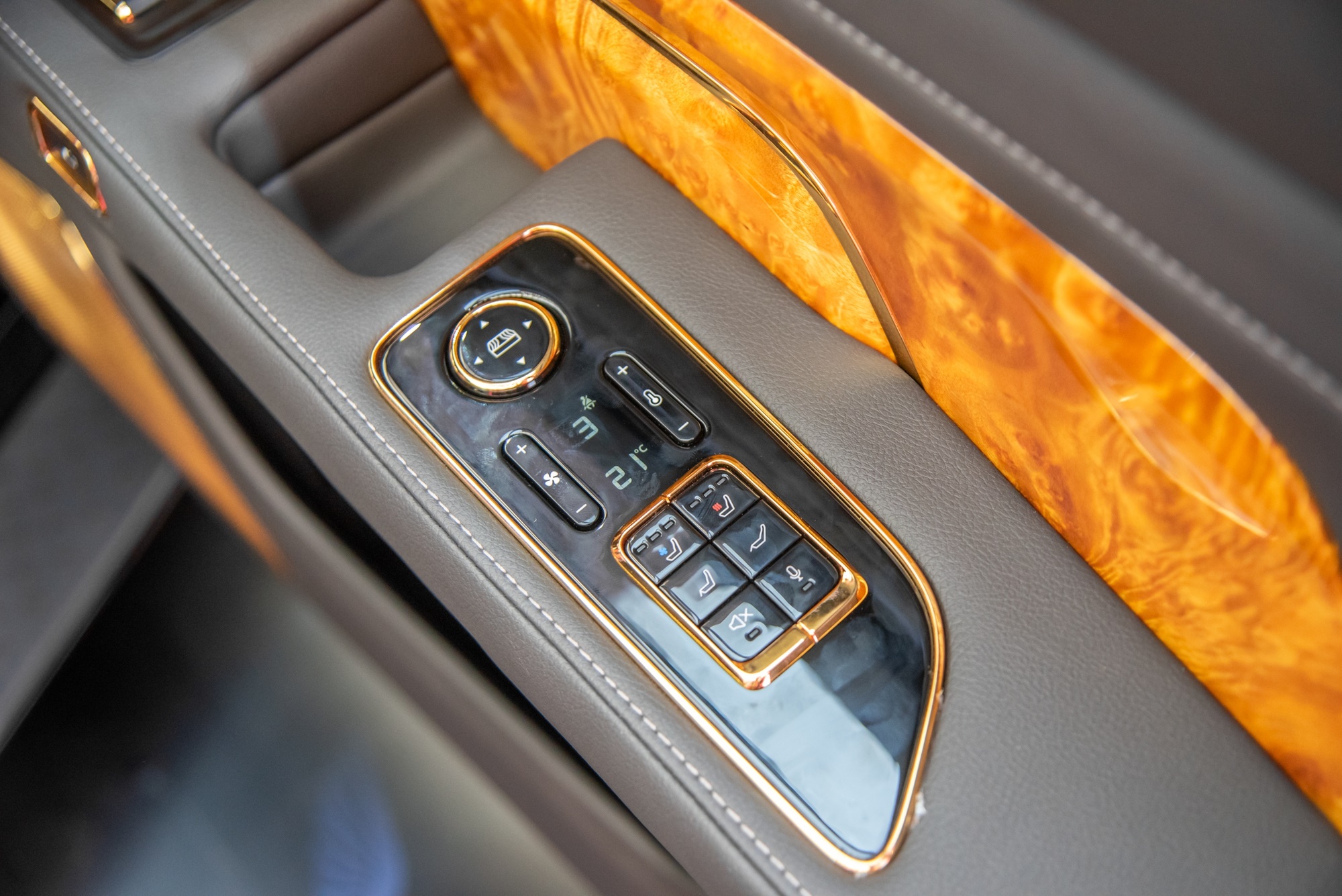 Lạc Hồng 900 LX nhận cọc tại đại lý: Bản tiêu chuẩn giá dự kiến 5 tỷ đồng, bản chống đạn giá có thể ngang Rolls-Royce Ghost - Ảnh 7