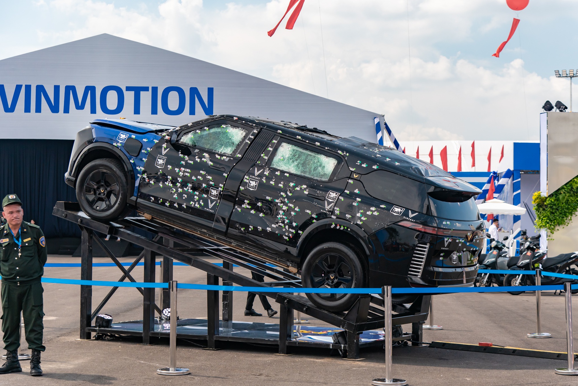 Lạc Hồng 900 LX nhận cọc tại đại lý: Bản tiêu chuẩn giá dự kiến 5 tỷ đồng, bản chống đạn giá có thể ngang Rolls-Royce Ghost - Ảnh 8