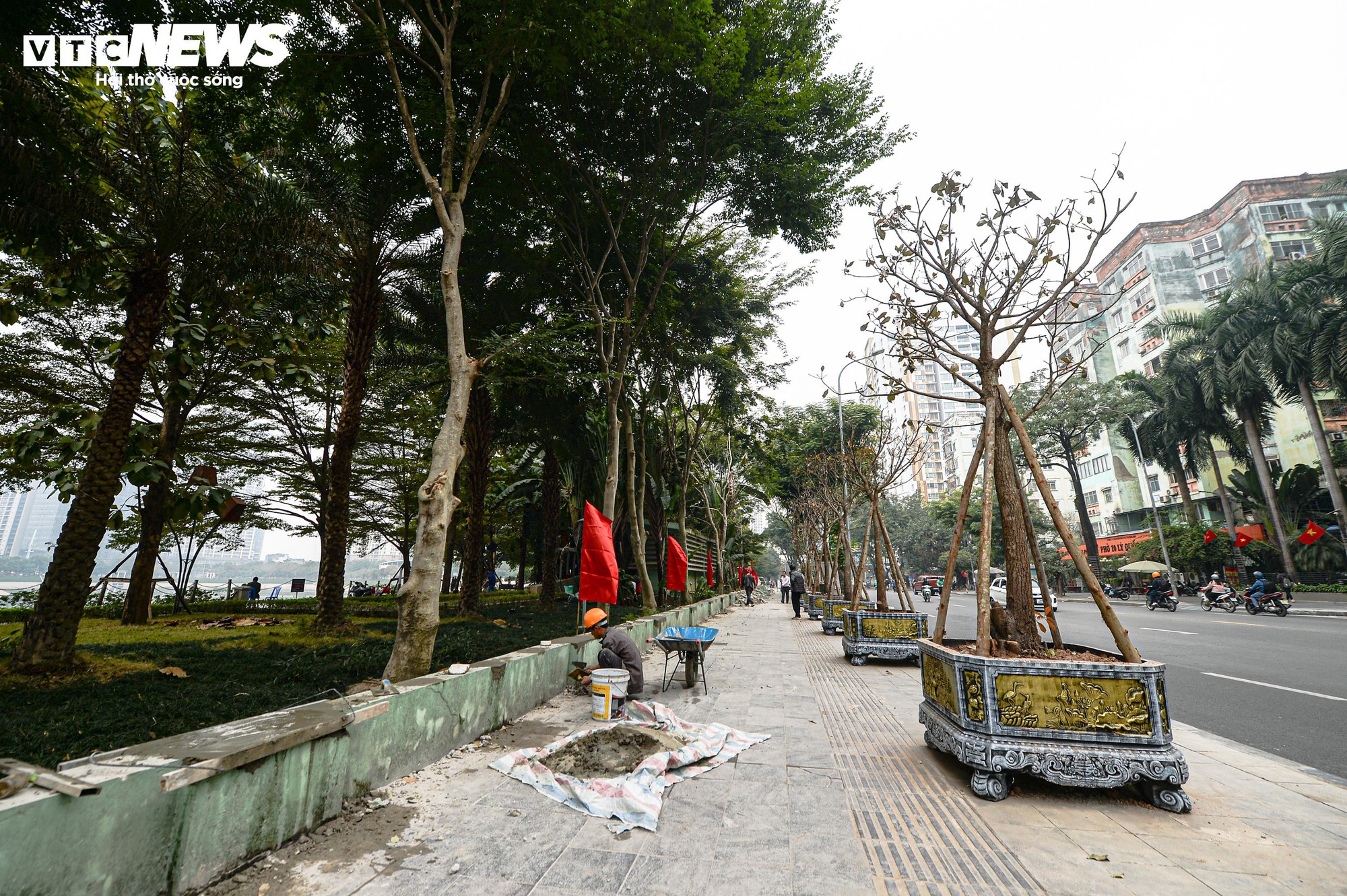 Sau gần 1 tháng xén vỉa hè, 'điểm đen' ùn tắc Lê Văn Lương thay đổi ra sao? - Ảnh 15