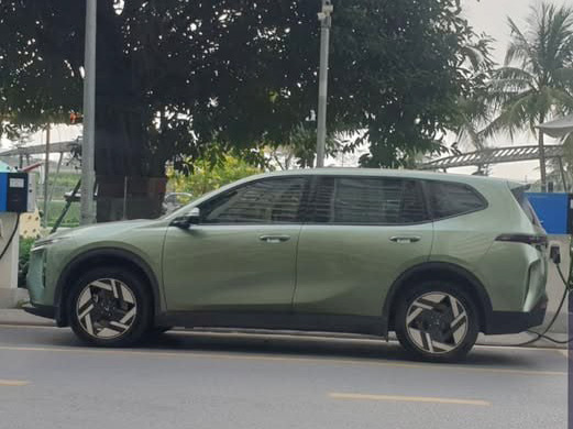 Lộ loạt trang bị đồn đoán của VinFast Limo bản 'full' tại Việt Nam: Mâm lớn, ghế giả da, cần số mới cùng nhiều nâng cấp ‘đáp lại’ tranh luận từ MXH - Ảnh 1