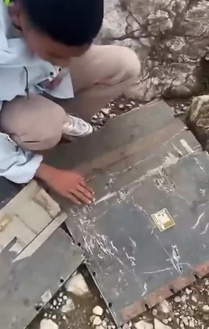 Indonesia nỗ lực tìm kiếm 11 người trên máy bay mất tích - Ảnh 2