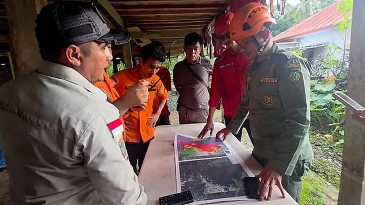 Indonesia nỗ lực tìm kiếm 11 người trên máy bay mất tích - Ảnh 3