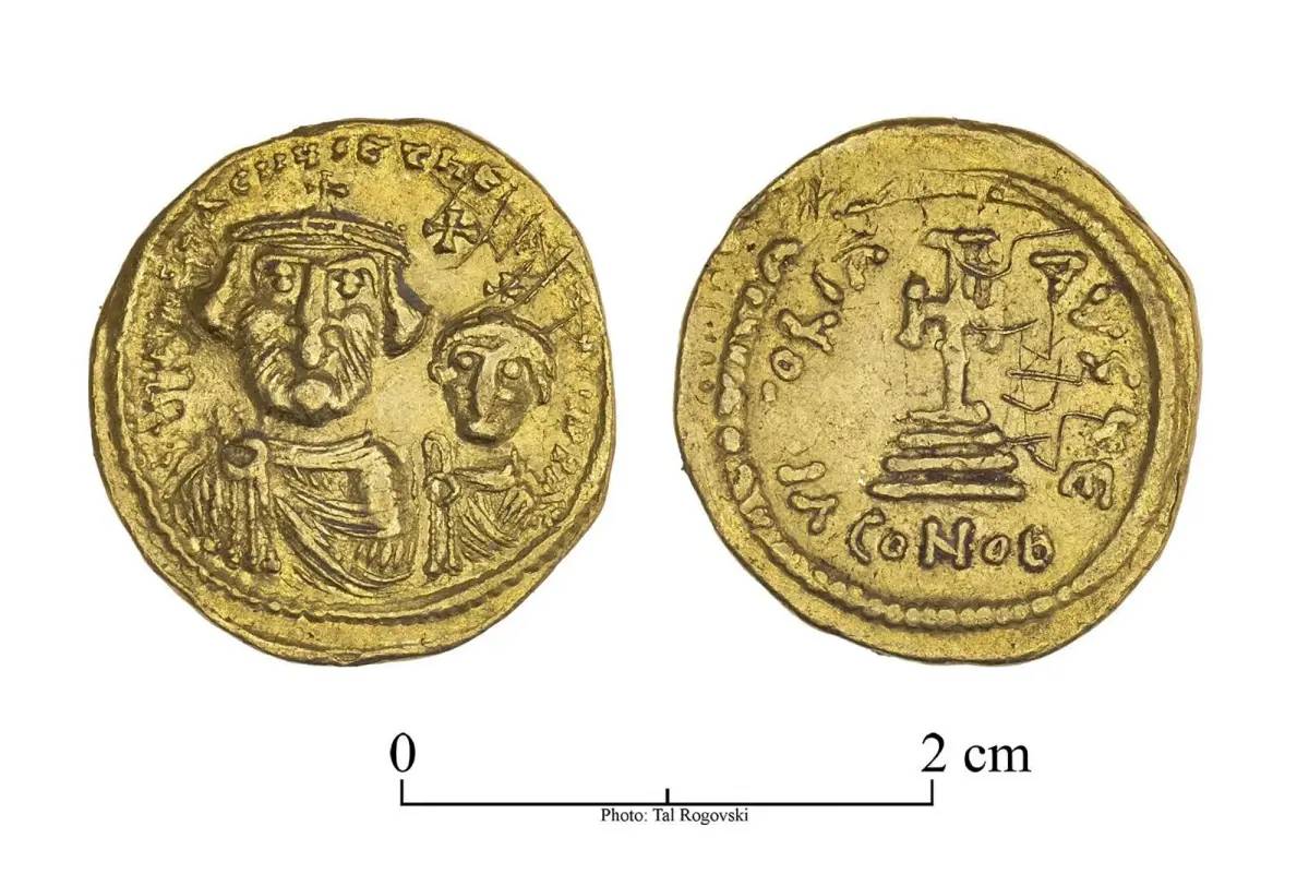 Phát hiện kho báu vàng 1.400 năm tuổi ở nơi không ngờ đến nhất - Ảnh 1