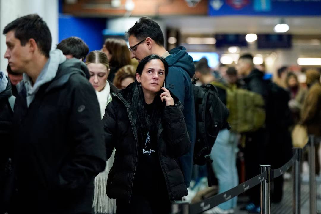 Hiện trường thảm họa tàu cao tốc tại Tây Ban Nha: 2 đoàn tàu biến dạng, hơn 100 người thương vong, có thể sẽ tìm thấy thêm nhiều thi thể - Ảnh 8