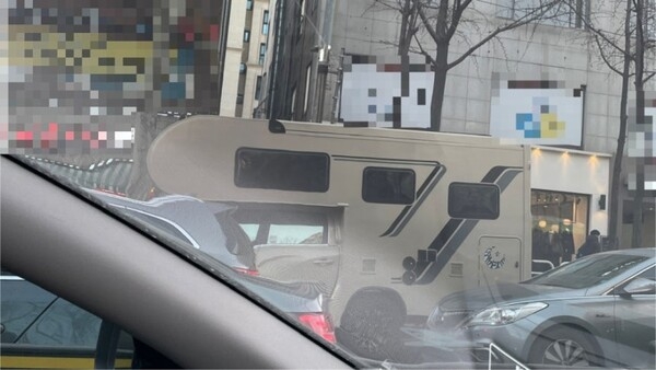 Bức ảnh chụp giữa đường phố Hàn Quốc khiến nhiều người thốt lên: "Thương cho những đứa trẻ!" - Ảnh 1