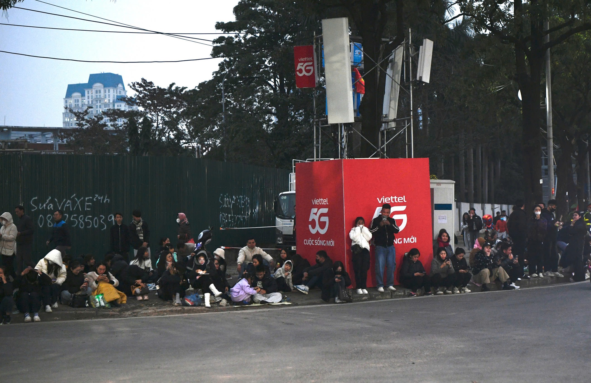 Nóng nhất Hà Nội hôm nay: Sun Group chuẩn bị 950 giàn phun, 4.400 ống pháo hỏa thuật cùng 4.600 pháo hoa nổ tầm cao, sẵn sàng cho “concert pháo hoa quốc gia” - Ảnh 5