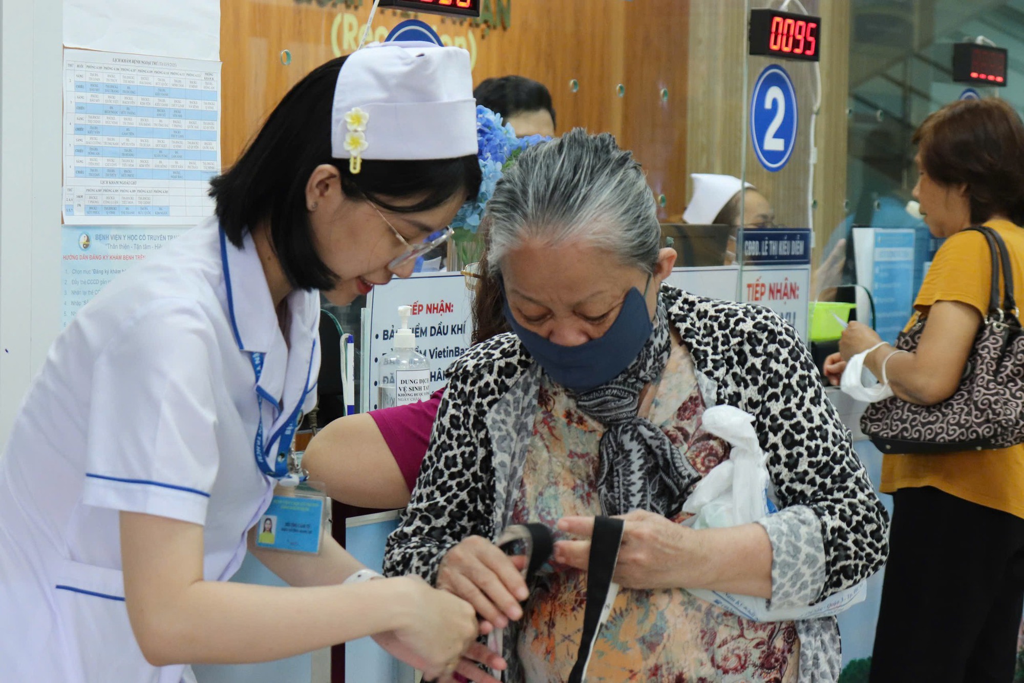 Sắp xếp các cơ sở y tế, quyền lợi BHYT của người dân TPHCM được thực hiện thế nào? - Ảnh 1