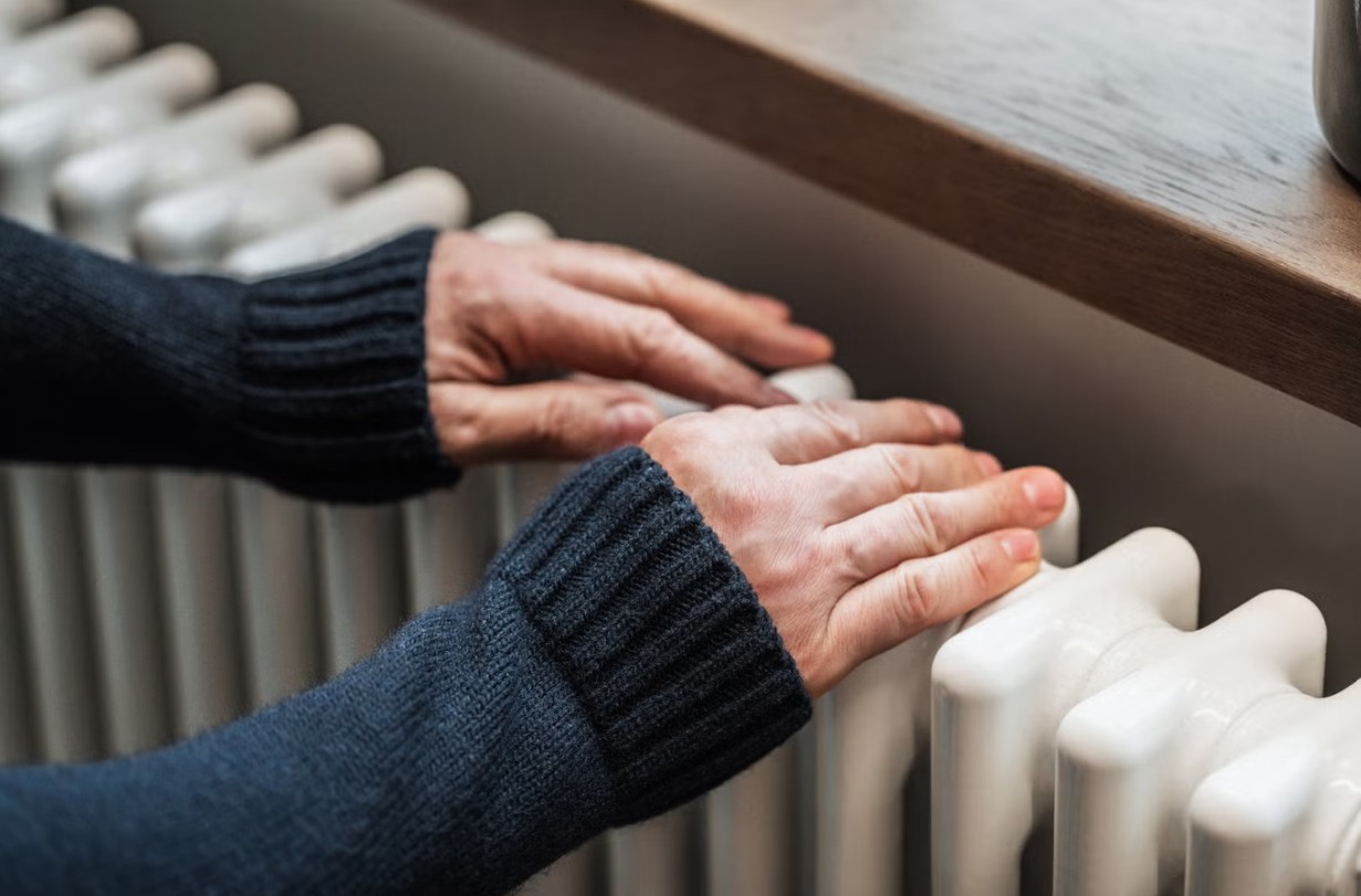 Người Anh sợ mùa đông vì "bão giá": Hứng nước tắm để xả bồn cầu, đêm lạnh cóng cũng không dám bật máy sưởi - Ảnh 2