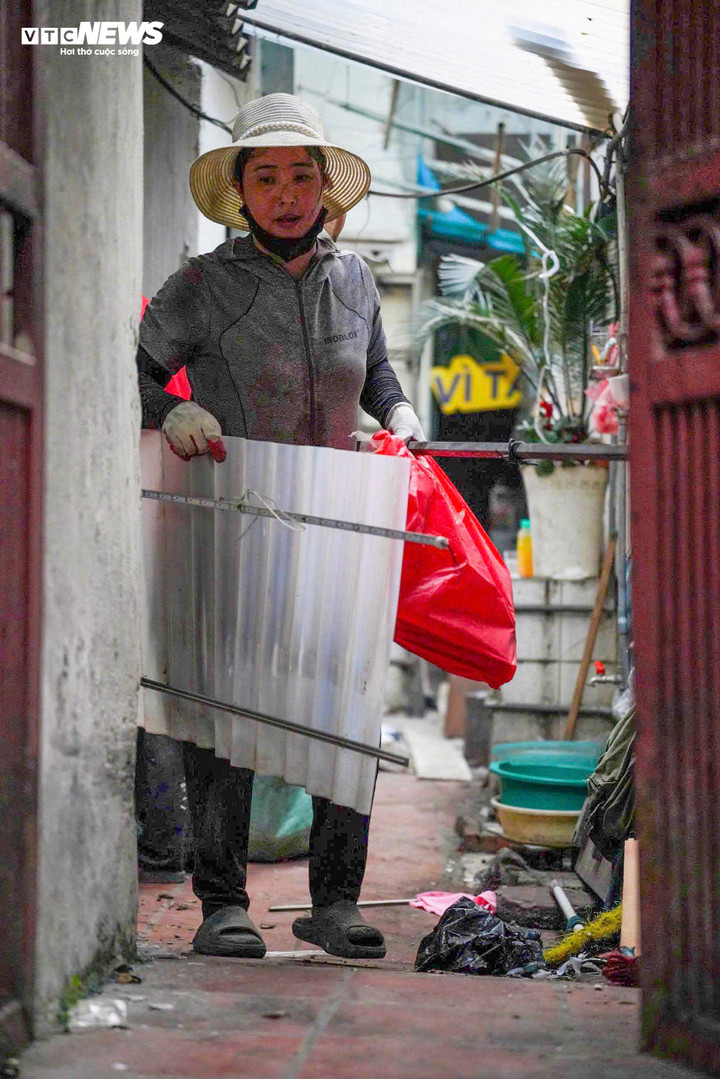 Loạt nhà ven Hồ Gươm di dời, người gom phế liệu kiếm tiền triệu mỗi ngày - Ảnh 5