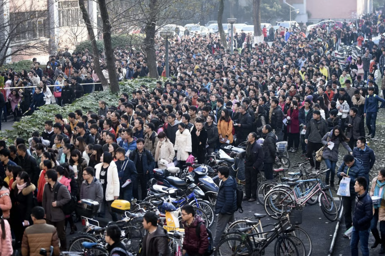 Thi đỗ công chức, sính lễ tăng thêm 752 triệu đồng: Chiêu quảng cáo khiến chính quyền vào cuộc - Ảnh 1